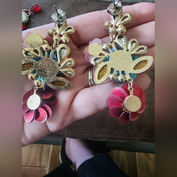 Unique flower post earrings - Picture 4 of 5
